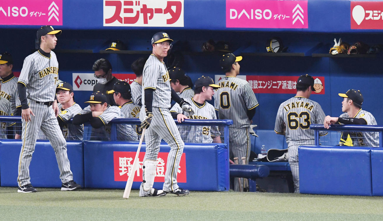 中日対阪神　8回表阪神1死一塁、大山は見逃しの三振に倒れれがっくりとベンチに戻る（撮影・前岡正明）