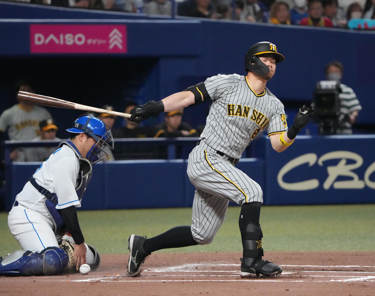 中日対阪神　6回表阪神1死一、二塁、空振り三振に倒れる佐藤輝（右）捕手は木下（撮影・森本幸一）