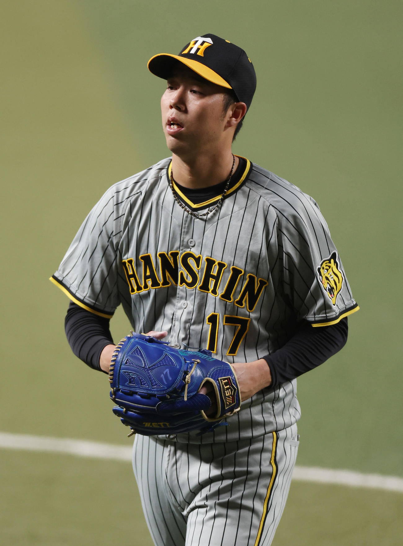 中日対阪神　　1回裏を投げ終え、うつむきながらベンチへ戻る阪神青柳（撮影・前田充）