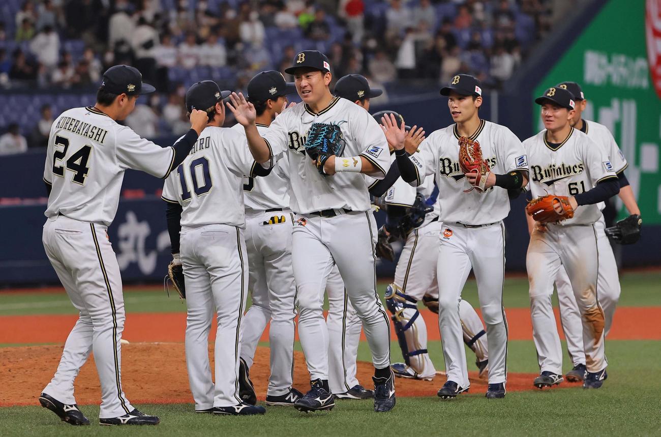 オリックス対西武　西武に勝利しハイタッチをして喜ぶ杉本（中央）らオリックスナイン（撮影・上田博志）