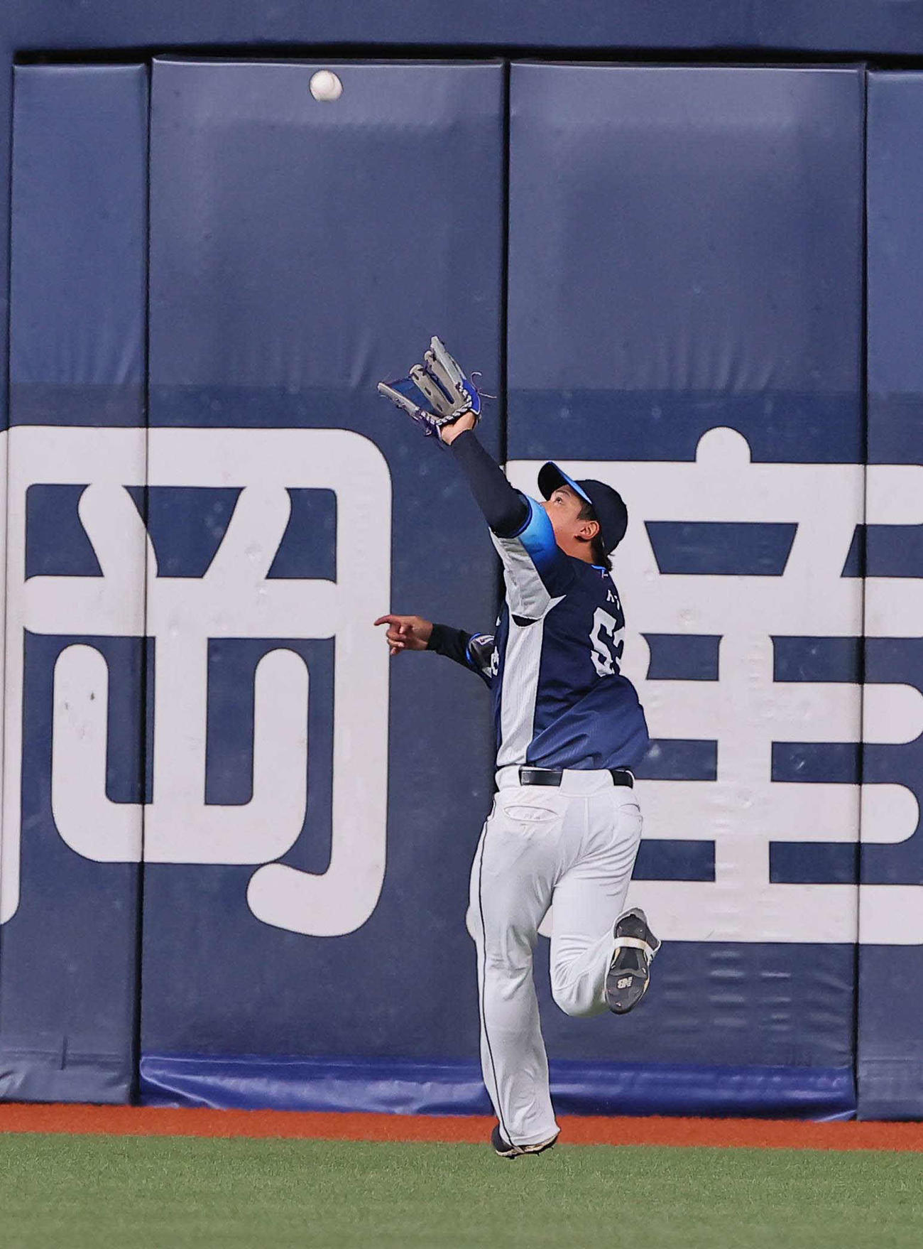 オリックス対西武　3回裏オリックス1死一塁、愛斗は西野真弘の打球を背走キャッチする（撮影・上田博志）
