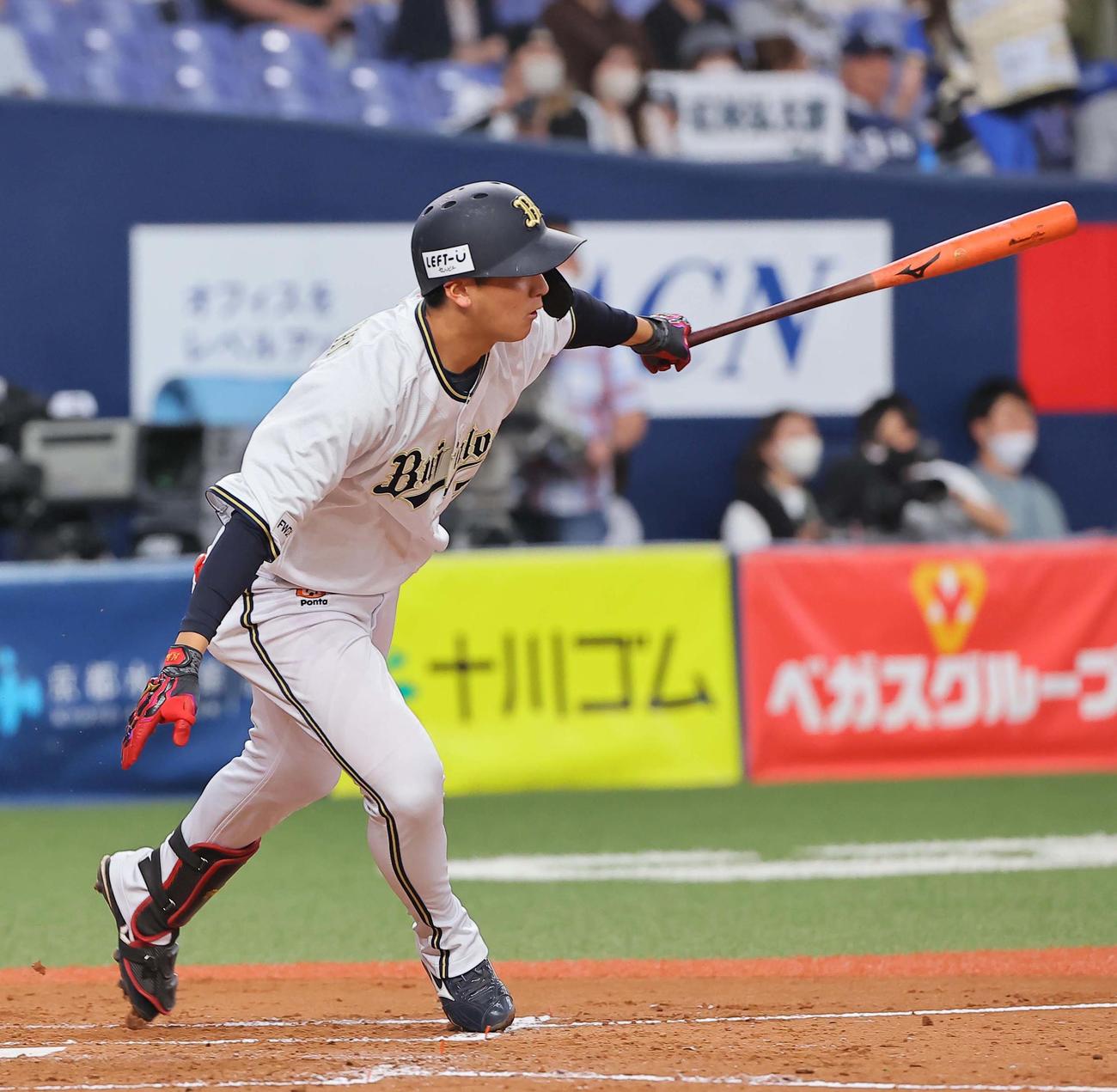 オリックス対西武　4回裏オリックス1死一塁、紅林は中前打を放つ（撮影・上田博志）
