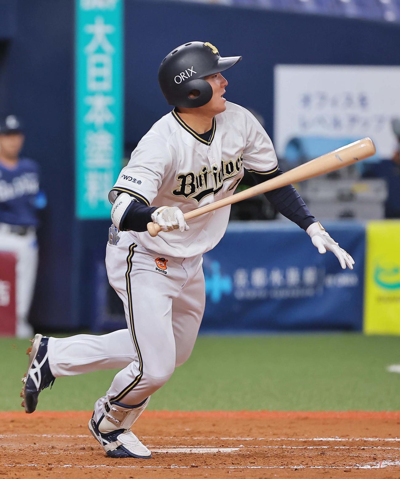 オリックス対西武　4回裏オリックス1死二、三塁、茶野は二塁へ適時内野安打を放つ（撮影・上田博志）