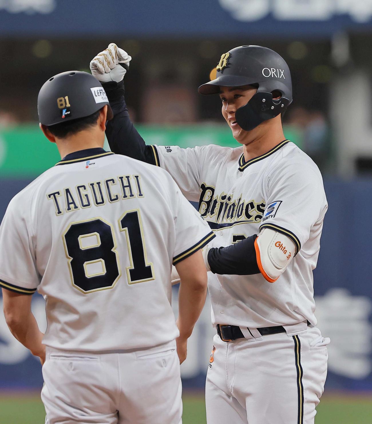 オリックス対西武　4回裏オリックス1死一、三塁、太田は中前に適時打を放ちガッツポーズをする（撮影・上田博志）