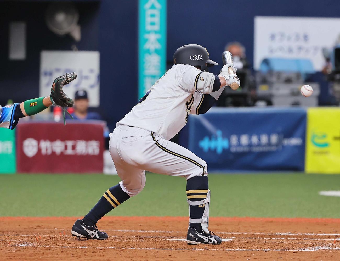 オリックス対西武　4回裏オリックス1死一、三塁、西野はスクイズを決める（撮影・上田博志）
