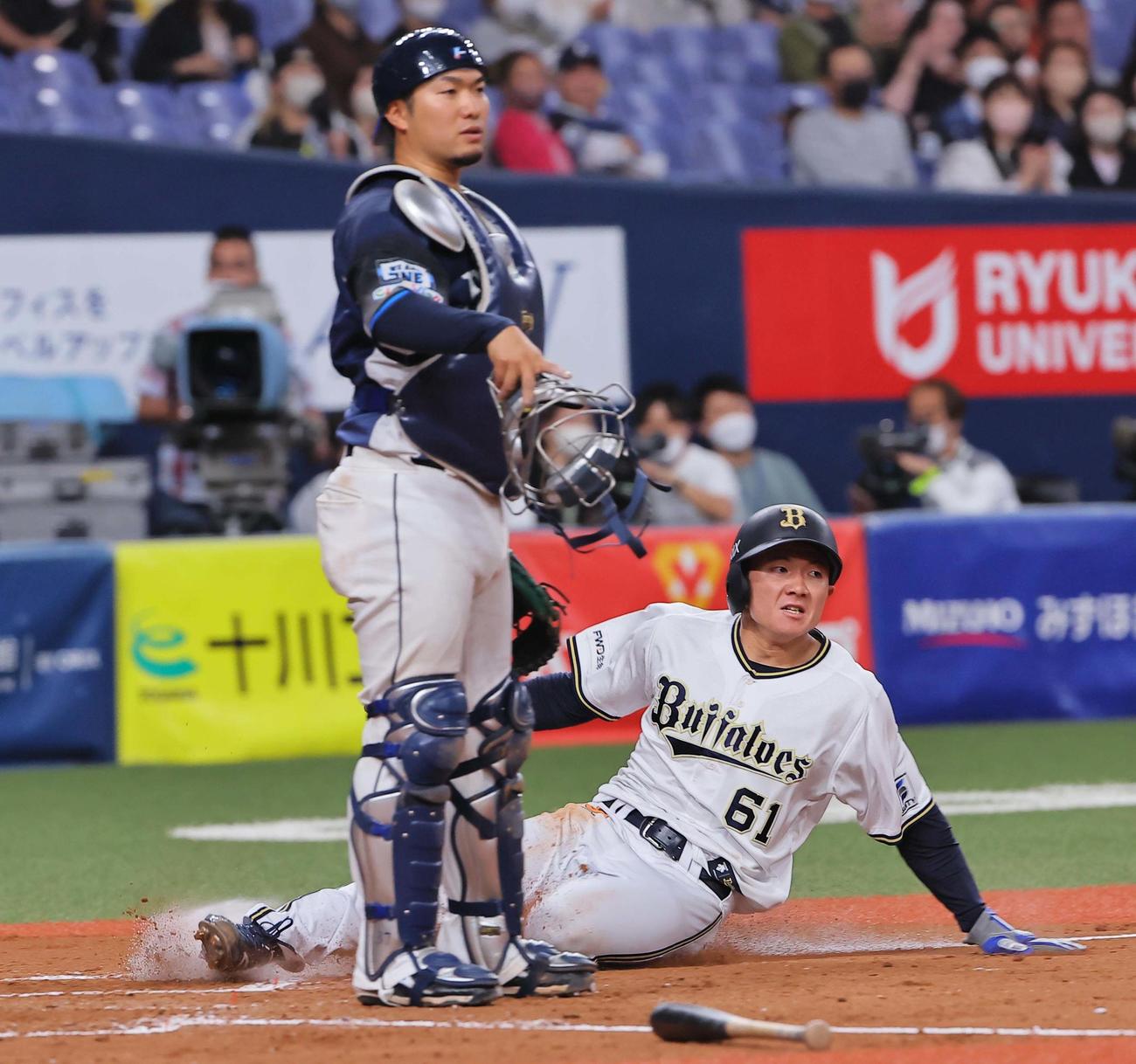 オリックス対西武　4回裏オリックス1死一、三塁、西野のスクイズで生還する茶野（撮影・上田博志）