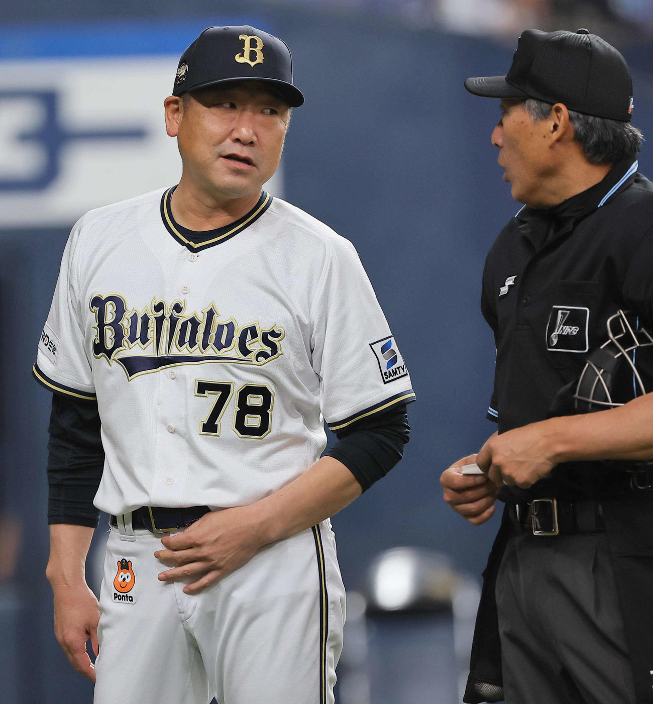 オリックス対西武　選手交代を告げる中嶋監督（撮影・上田博志）
