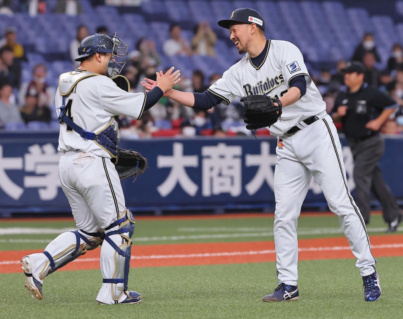 オリックス対西武　西武に勝利し森（左）とハイタッチする平野佳（撮影・上田博志）