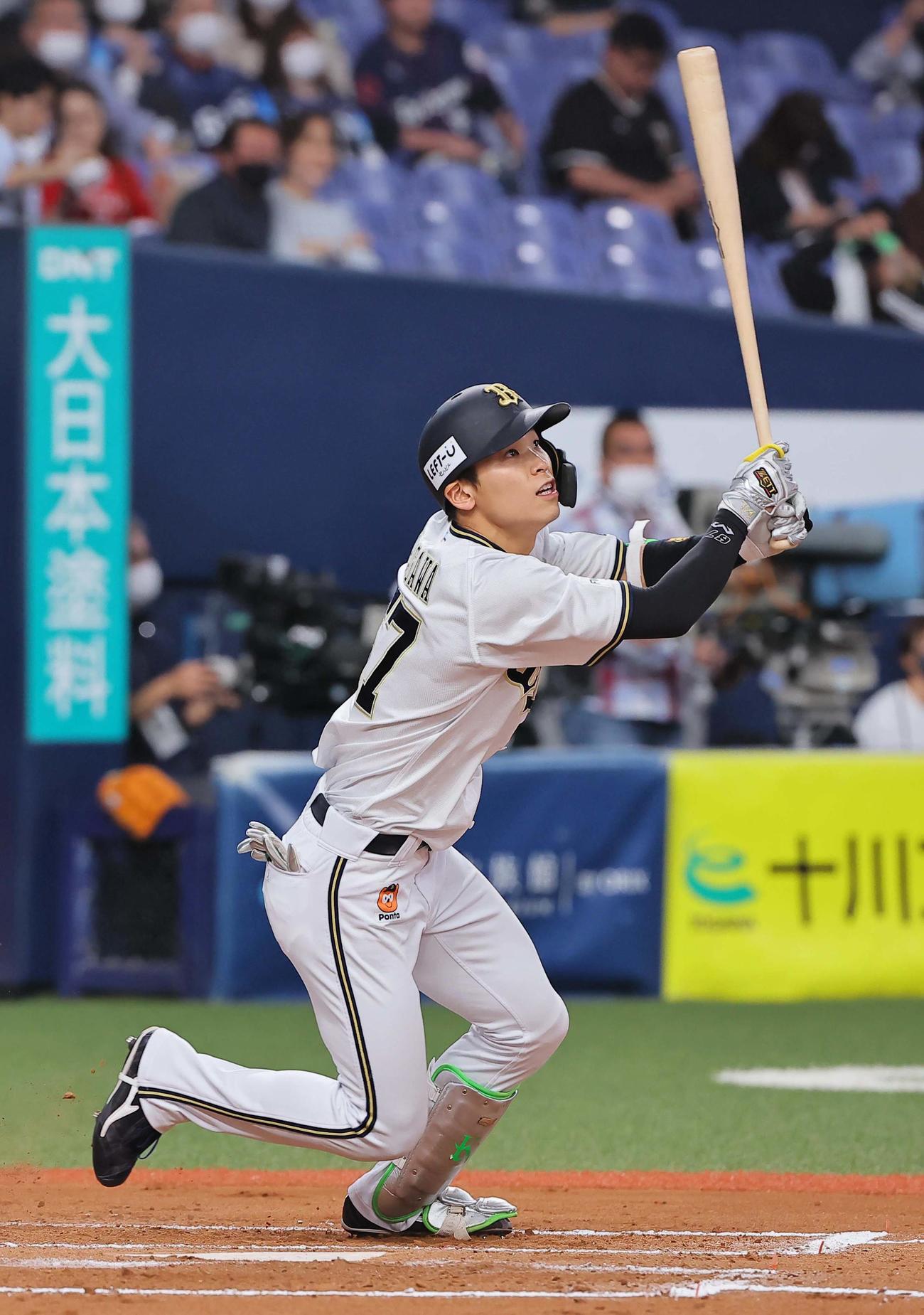 オリックス対西武　6回裏オリックス2死二塁、右翼へ勝ち越し適時三塁打を放つ中川圭（撮影・上田博志）
