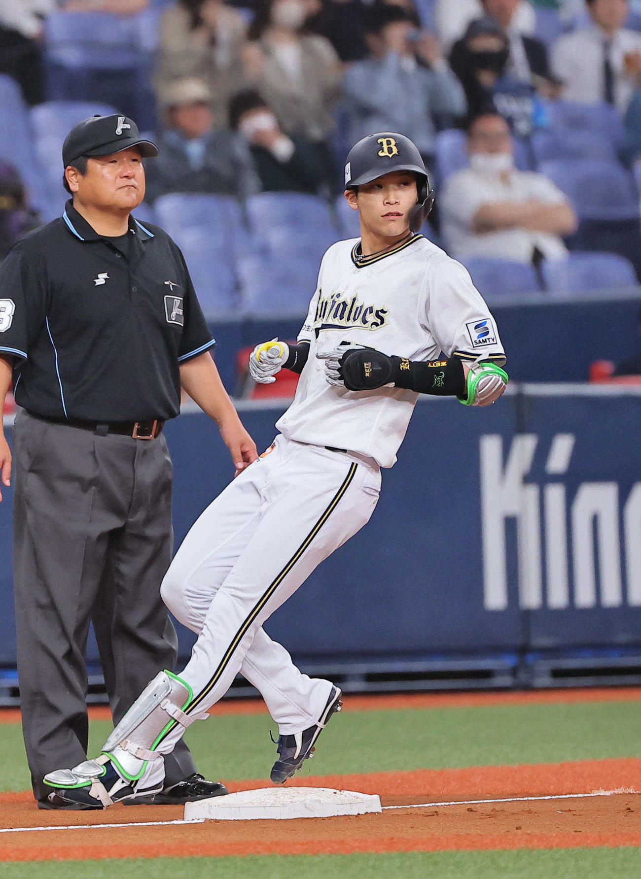 オリックス対西武　6回裏オリックス2死二塁、右翼へ勝ち越し適時三塁打を放つ中川圭（撮影・上田博志）
