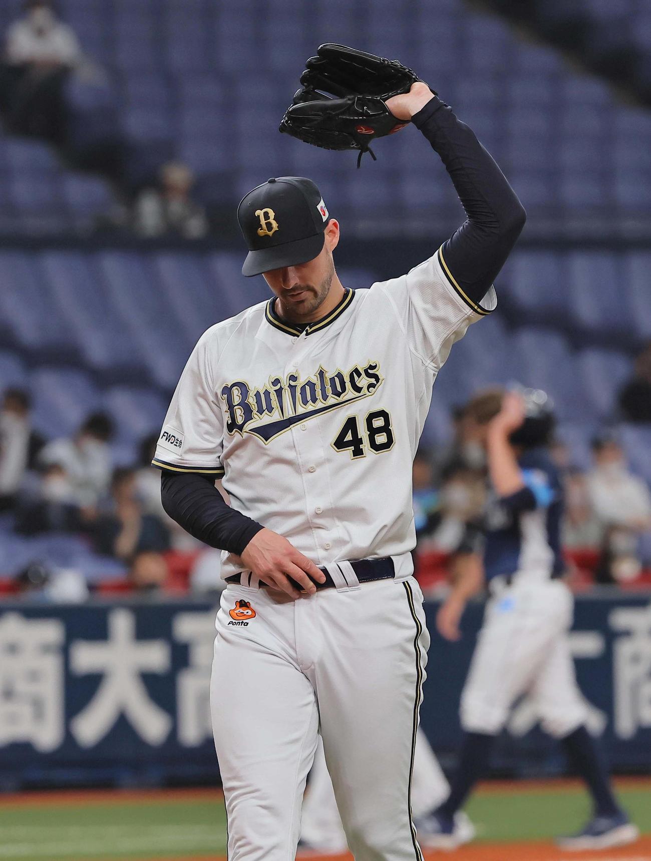 オリックス対西武　初回に2失点したニックスは悔しそうな表情でベンチに引き揚げる（撮影・上田博志）