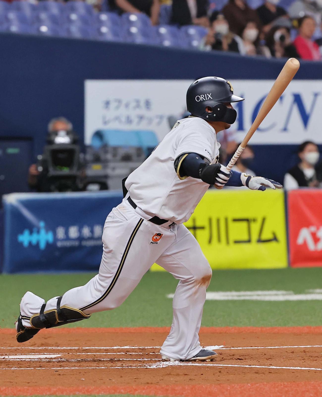 オリックス対西武　1回裏オリックス2死一塁、森は中前打を放つ（撮影・上田博志）