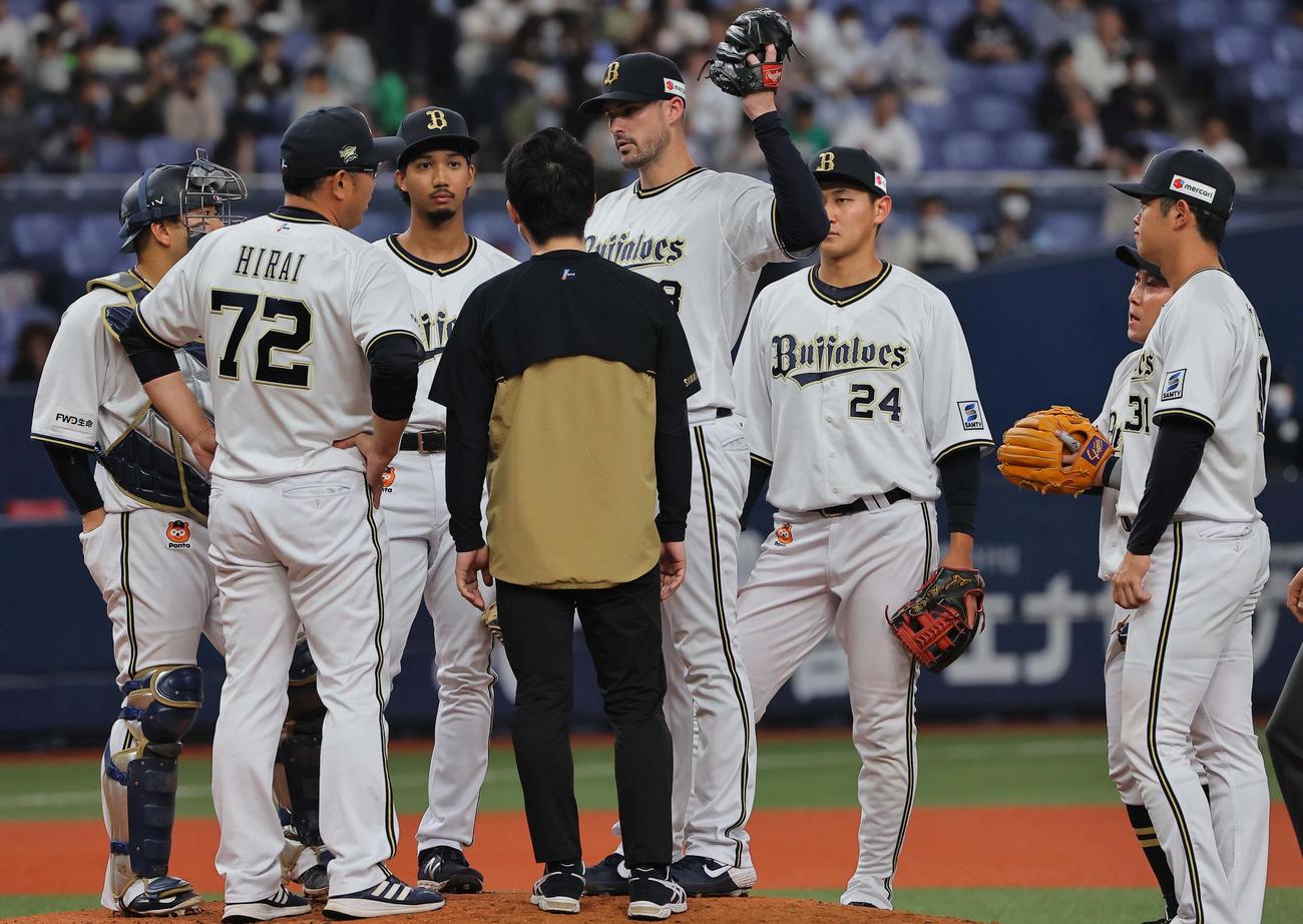 オリックス対西武　2回、失点したニックス（中央）に声を掛けるオリックスナイン（撮影・上田博志）
