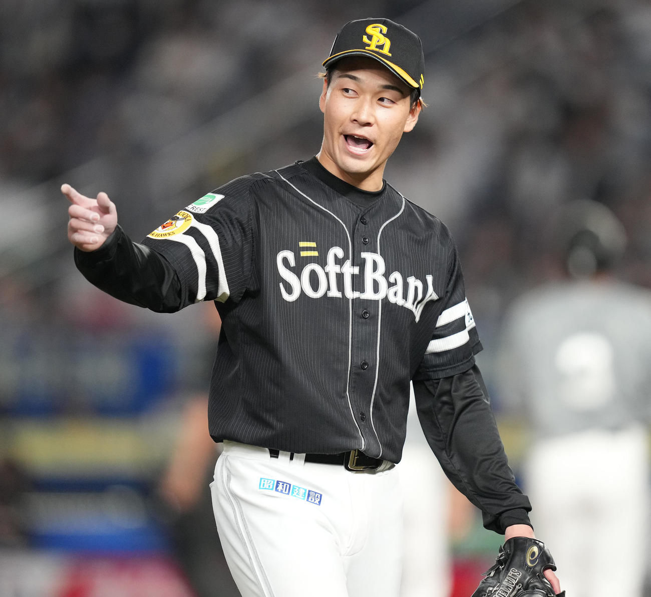 ロッテ対ソフトバンク　2回裏ロッテ2死一、三塁、佐藤都を遊飛に仕留め、指をさす武田（撮影・鈴木みどり）