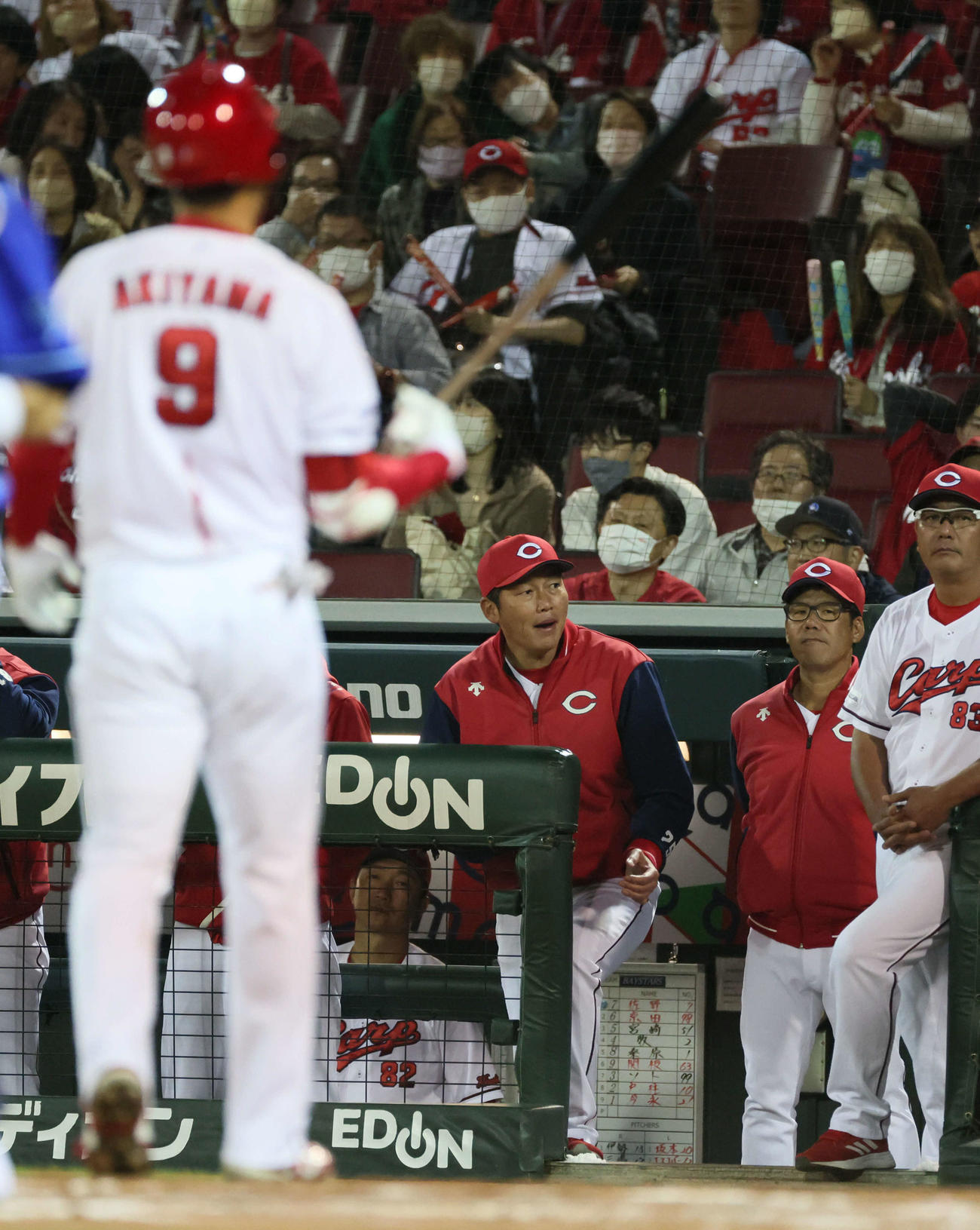 広島対DeNA 9回裏広島2死一塁、ベンチの新井監督（中央）（撮影・加藤孝規）