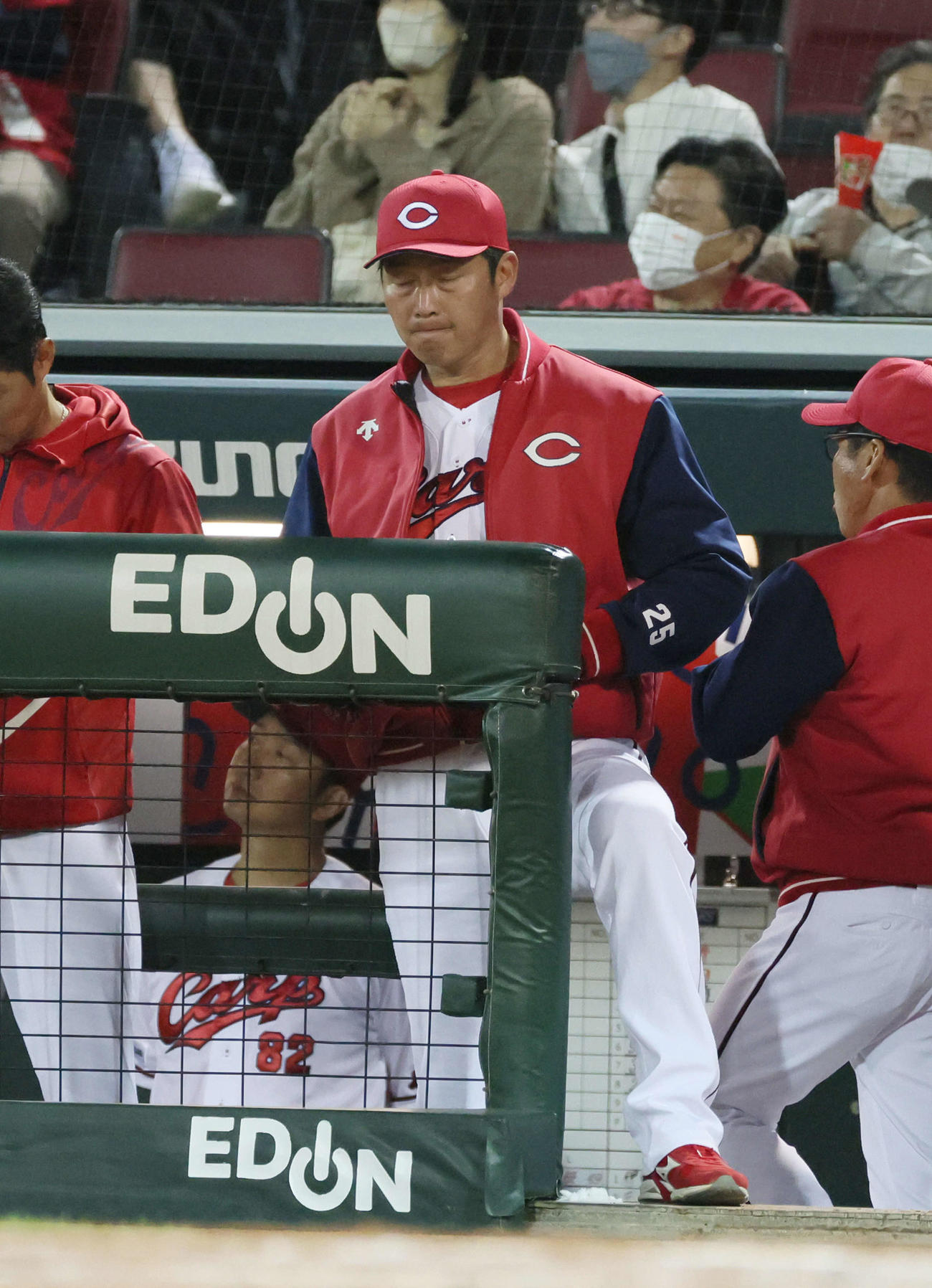 広島対DeNA DeNAに敗れた新井監督（撮影・加藤孝規）