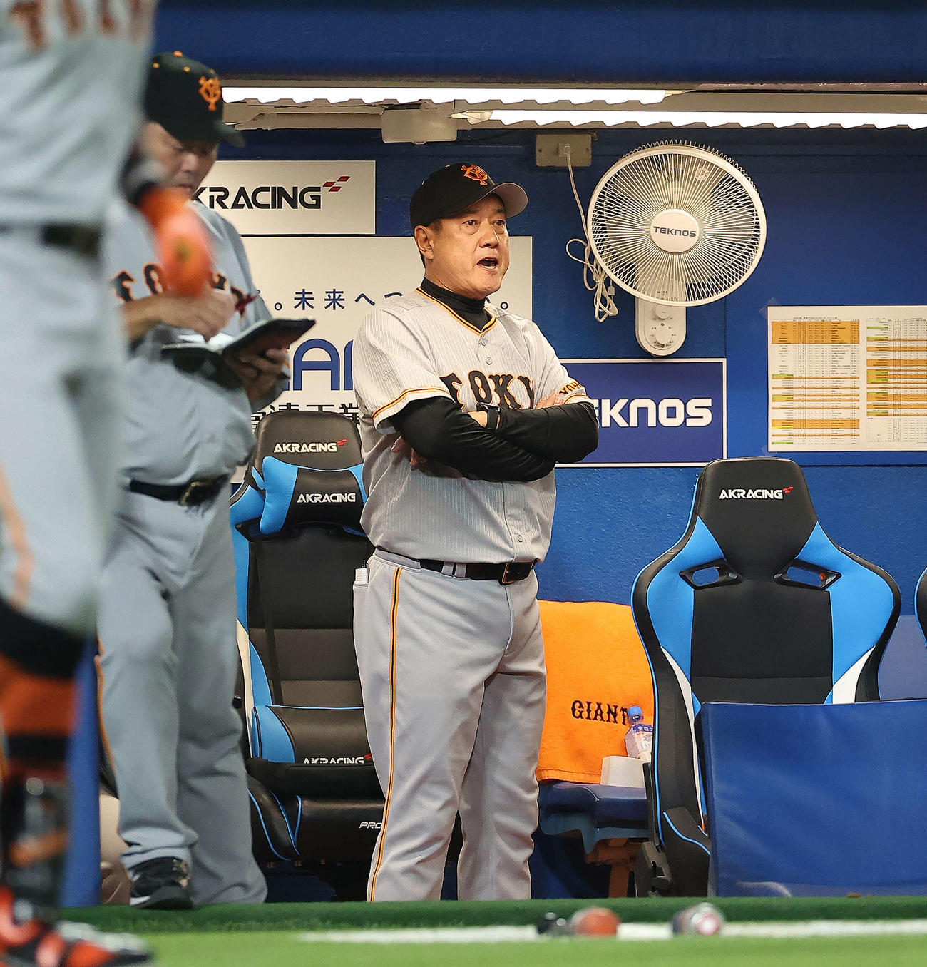 ヤクルト対巨人　5回表、険しい表情で戦況を見守る原監督（撮影・河田真司）