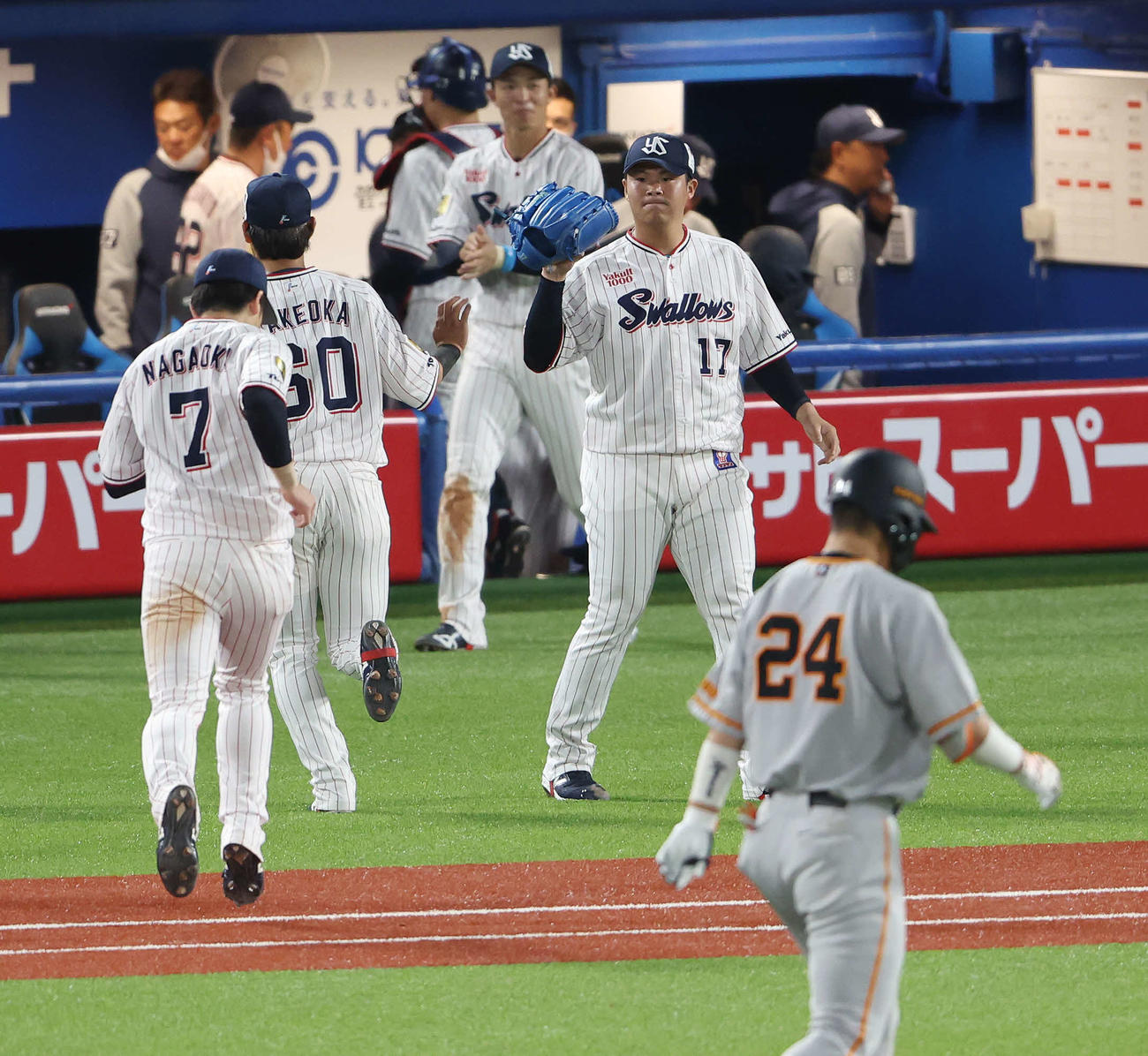 ヤクルト対巨人　8回表巨人2死、大城卓を中飛に仕留め、無失点に抑え、チームメートを迎える清水（撮影・宮地輝）