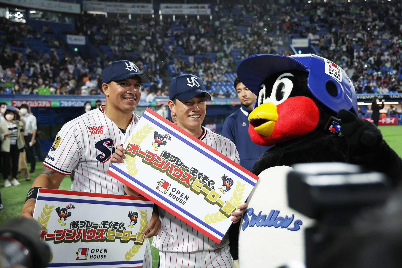 ヤクルト対巨人　巨人に勝利し、つば九郎（右）と記念撮影するオスナ（左）と高橋（撮影・河田真司）
