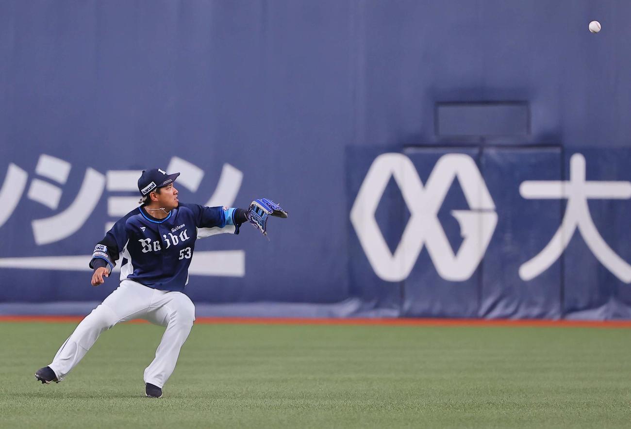 オリックス対西武　4回裏オリックス2死二塁、愛斗は中川の打球をはじく（撮影・上田博志）