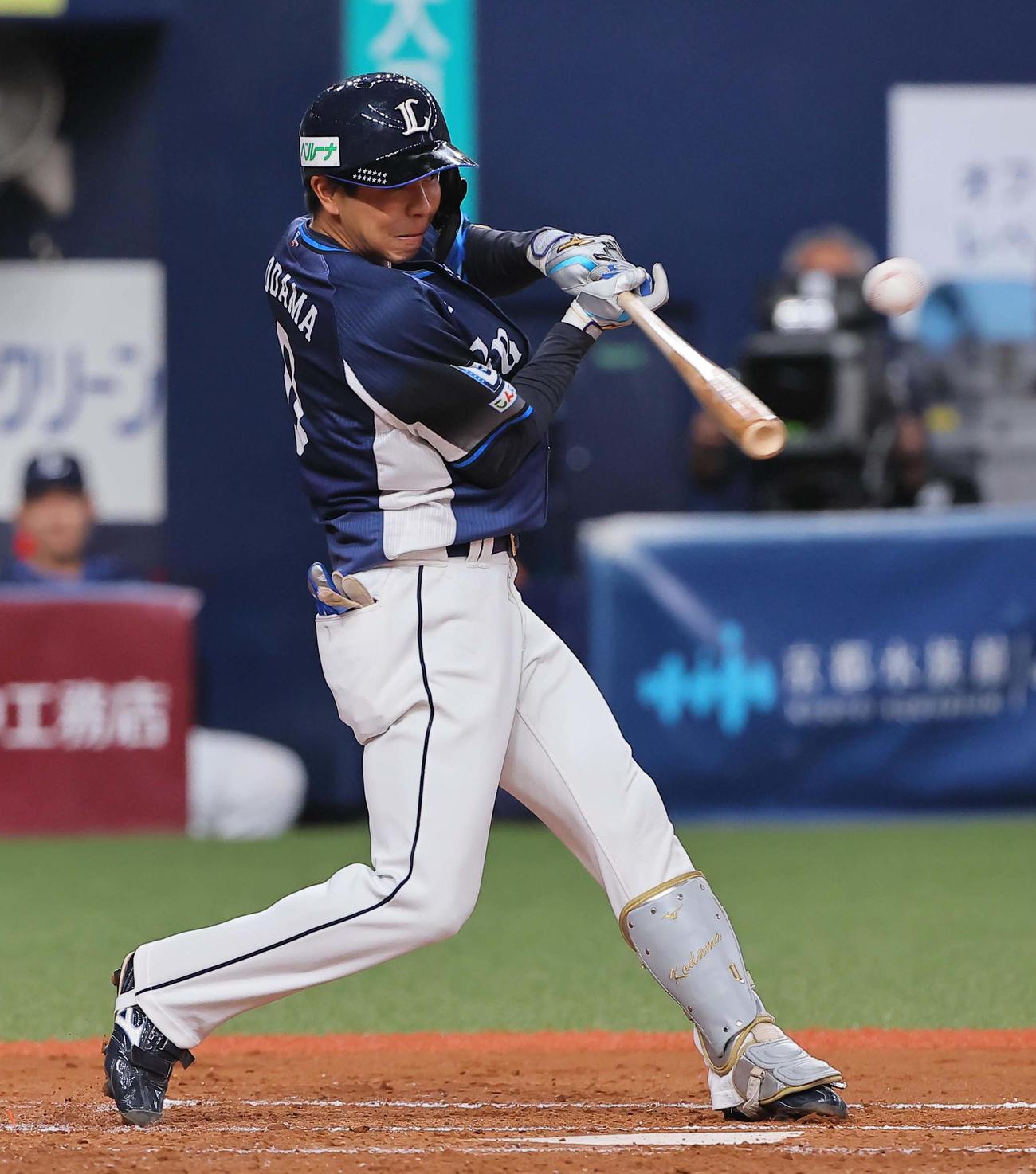 オリックス対西武　2回表西武1死二塁、児玉は中前適時打を放つ（撮影・上田博志）