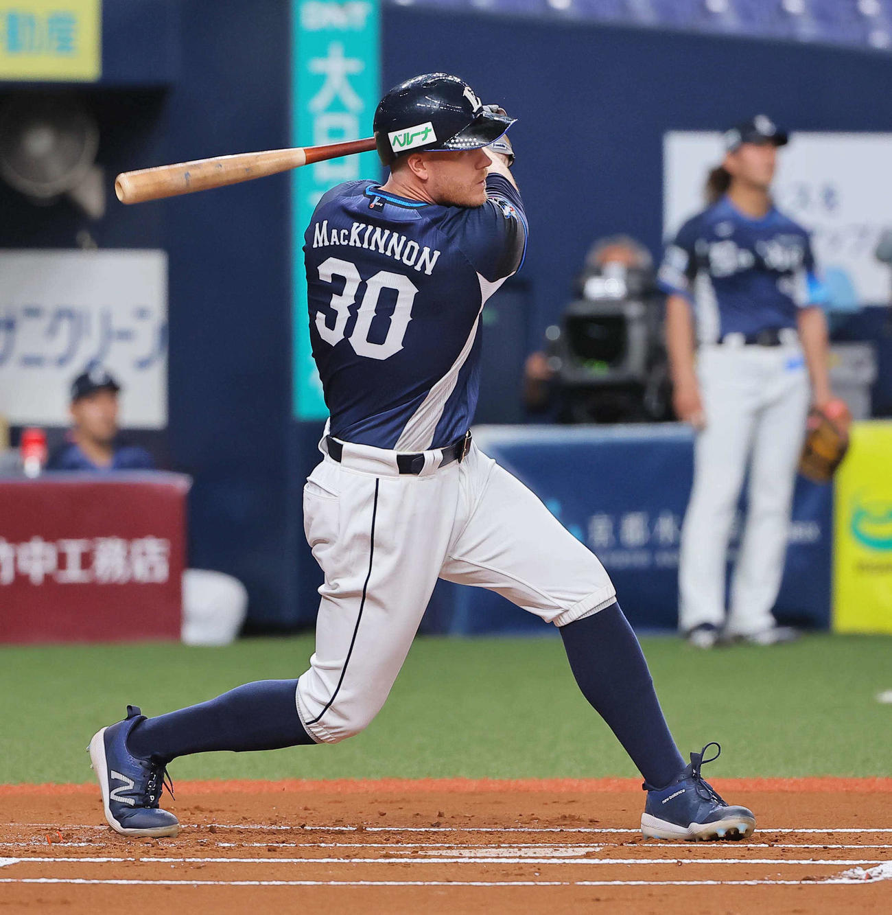 オリックス対西武　1回表西武2死二、三塁、マキノンは中越えに先制2点適時二塁打を放つ（撮影・上田博志）