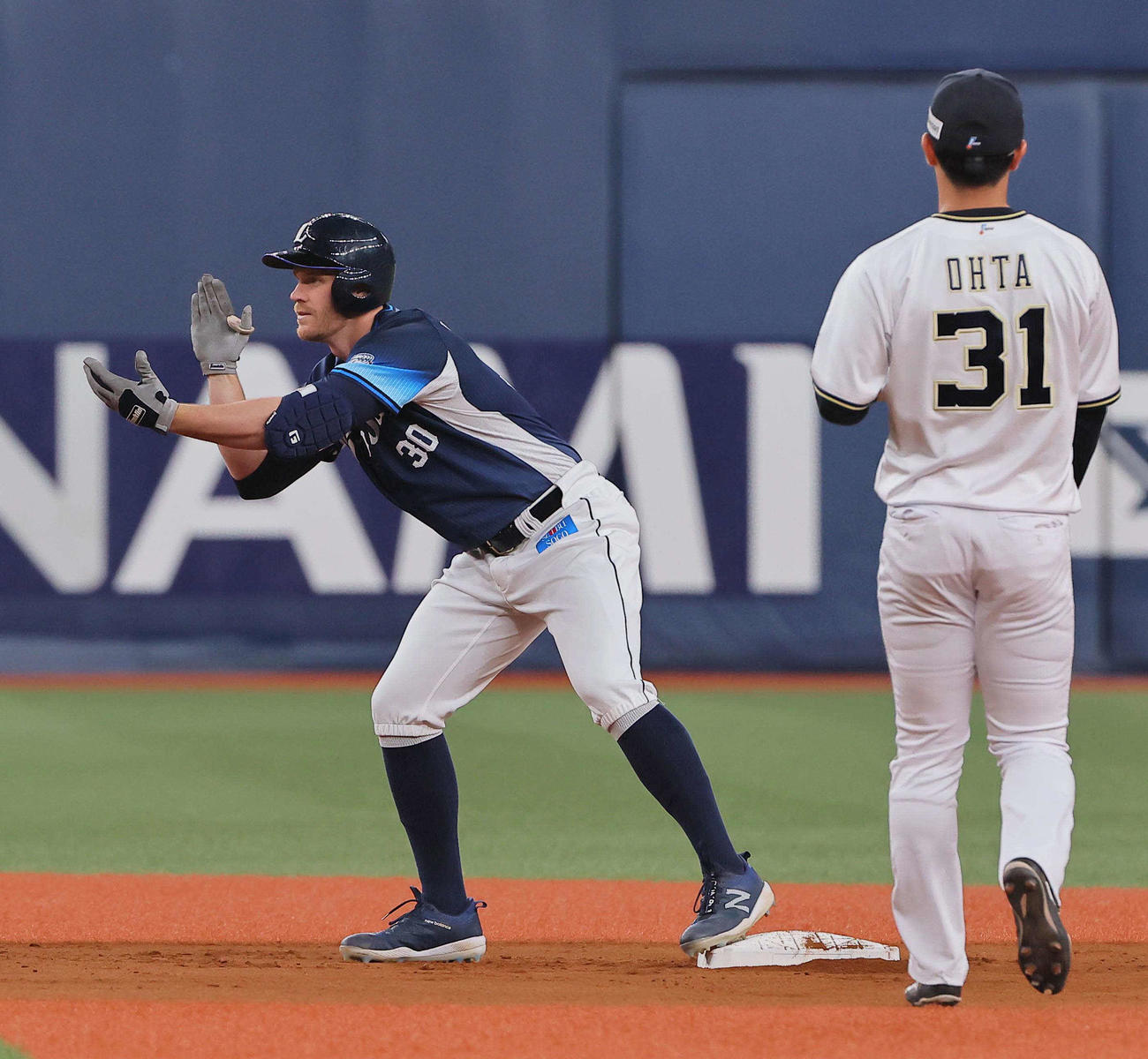 オリックス対西武　1回表西武2死二、三塁、マキノンは中越えに先制2点適時二塁打を放ち、塁上で拍手をする（撮影・上田博志）