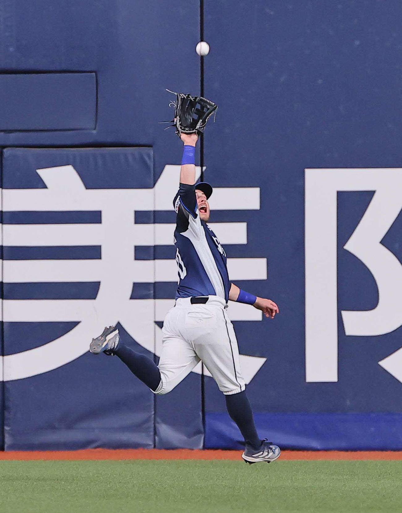 オリックス対西武　3回裏オリックス無死、ペイトンは茶野の左飛を好捕する（撮影・上田博志）