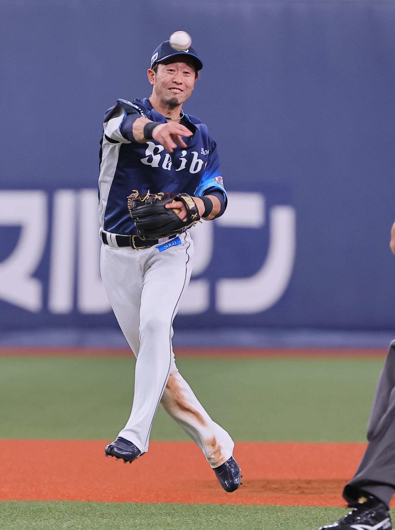 オリックス対西武　4回裏オリックス1死二、三塁、外崎は茶野の打球を一塁へ送球するも間に合わず適時内野安打を許す（撮影・上田博志）