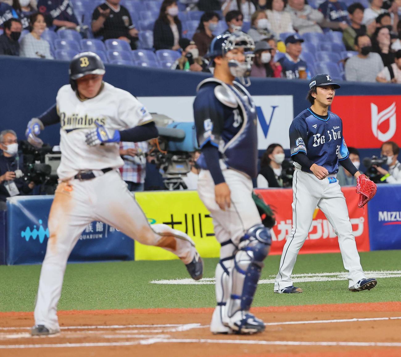 オリックス対西武　6回裏オリックス2死二塁、中川圭に適時三塁打を浴び茶野（左）の生還を許す森脇（撮影・上田博志）