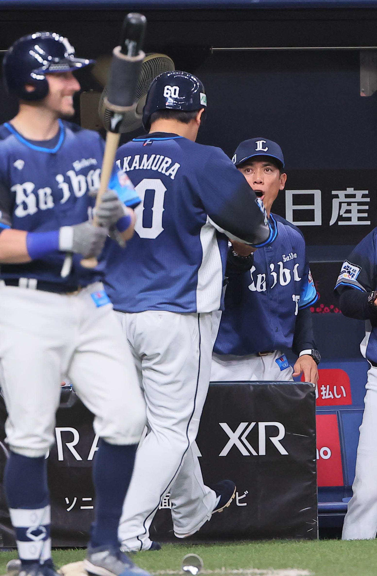 オリックス対西武　6回表西武無死一塁、松井監督（右）は同点本塁打を放った中村を出迎える（撮影・上田博志）