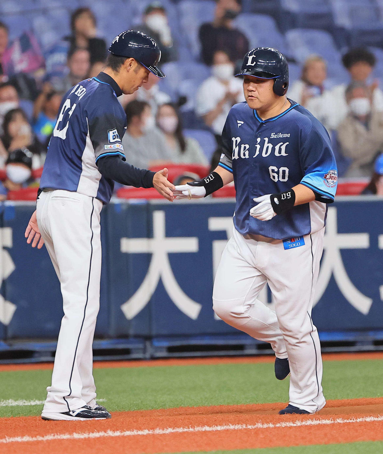 オリックス対西武　6回表西武無死一塁、中村（右）は左越え2点本塁打を放つ（撮影・上田博志）