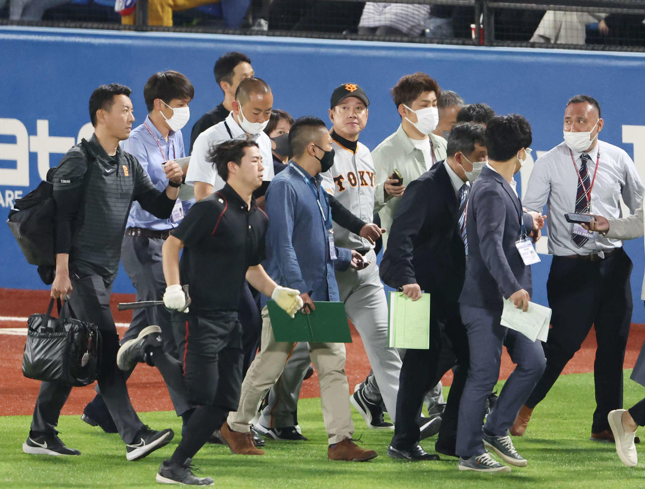 ヤクルト対巨人　ヤクルトに敗れ、報道陣に囲まれて引き揚げる巨人原監督（中央）（撮影・宮地輝）