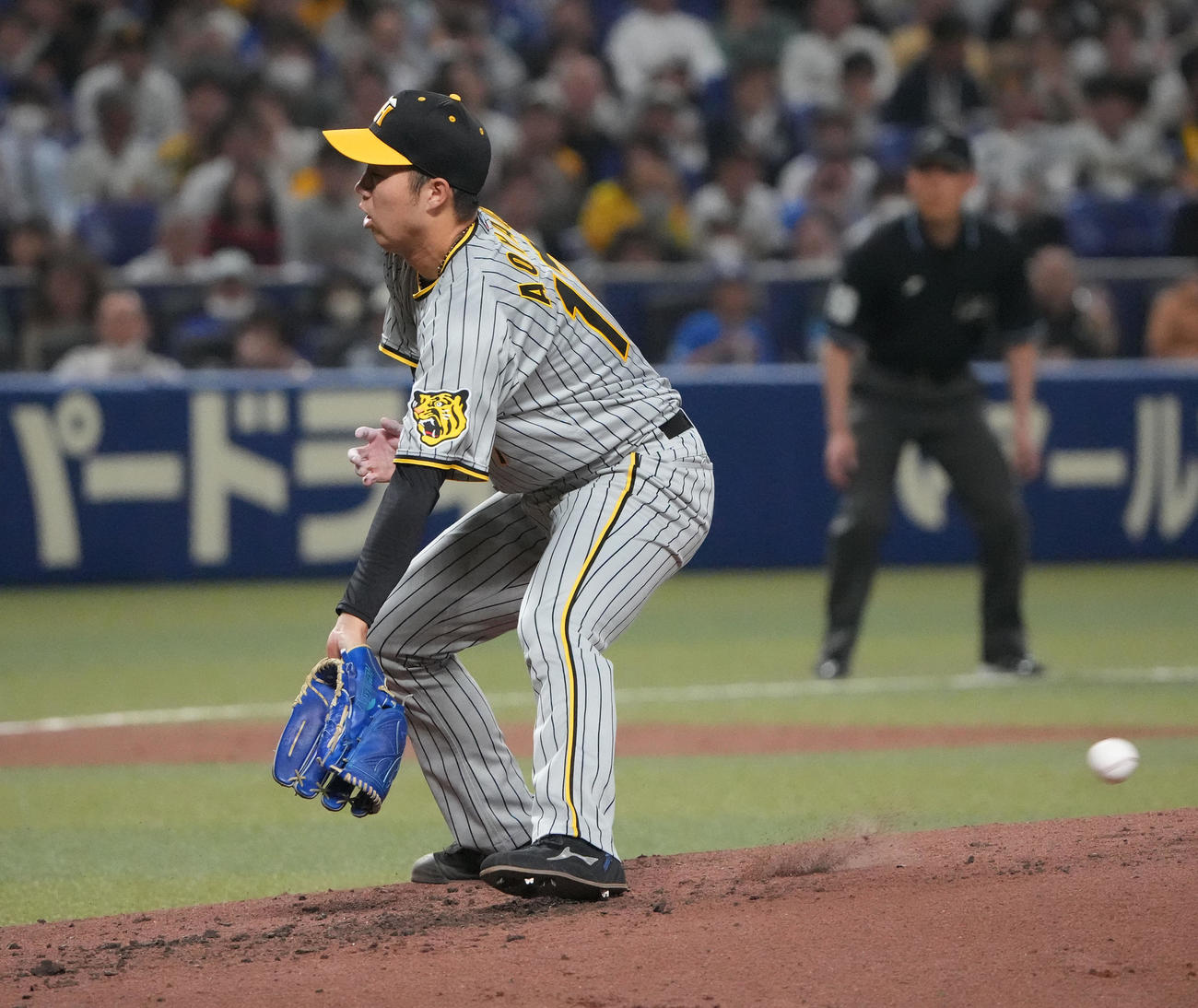 中日対阪神　2回裏中日2死、大島に中前安打を打たれる青柳（撮影・森本幸一）