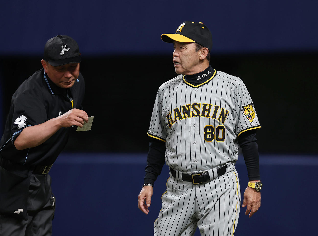 中日対阪神　3回裏中日2死一、三塁、投手交代を告げる岡田監督（撮影・前田充）