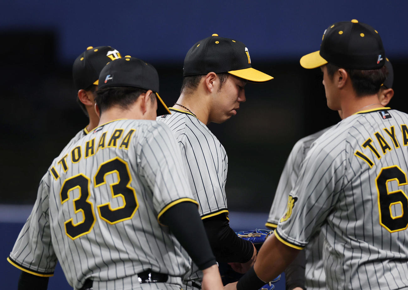 中日対阪神　3回裏中日2死一、二塁、小笠原に適時打を浴びたところで降板となる青柳（中央）（撮影・前田充）