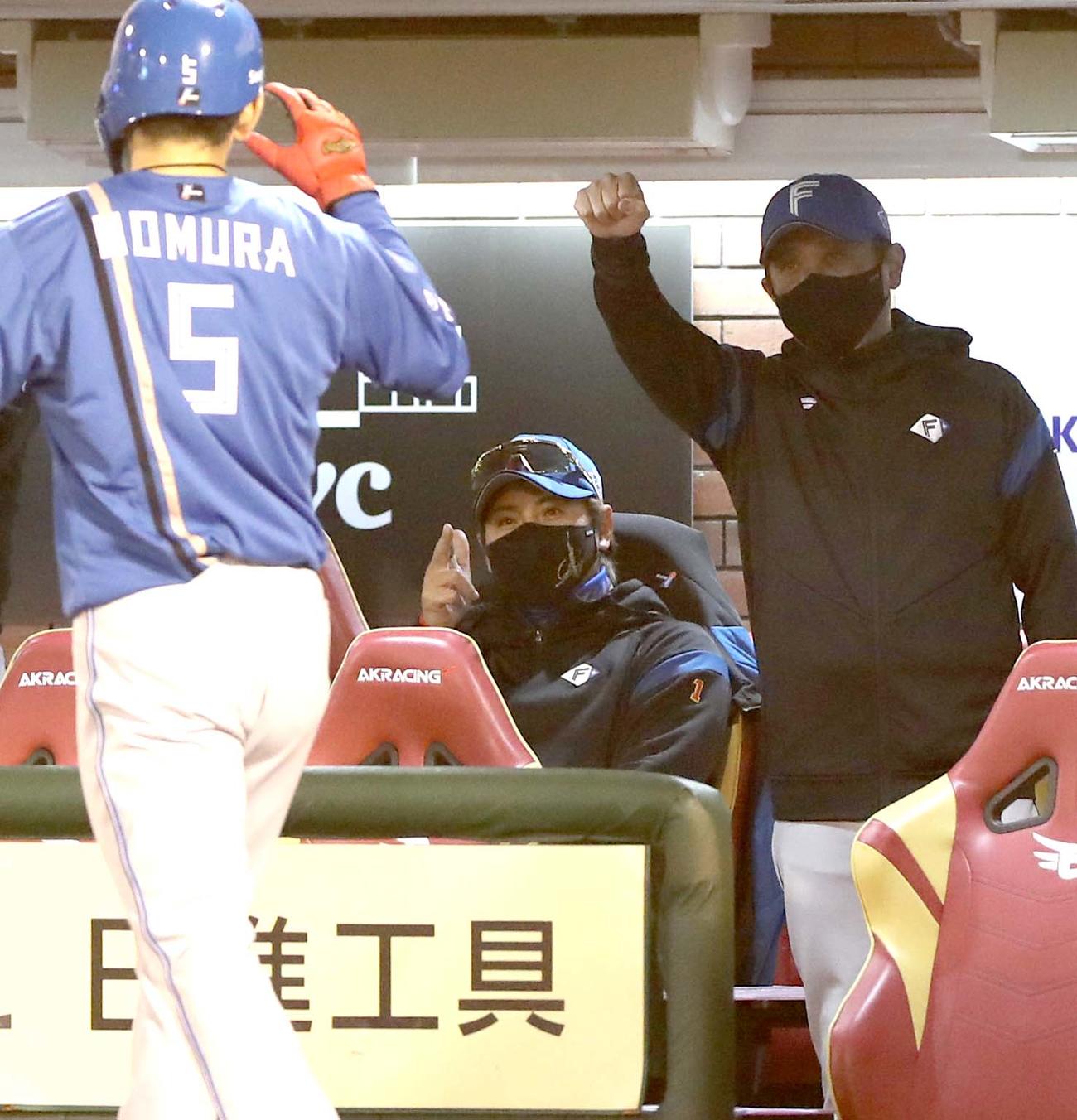 楽天対日本ハム　5回表、生還した野村を指さす新庄監督（撮影・黒川智章）