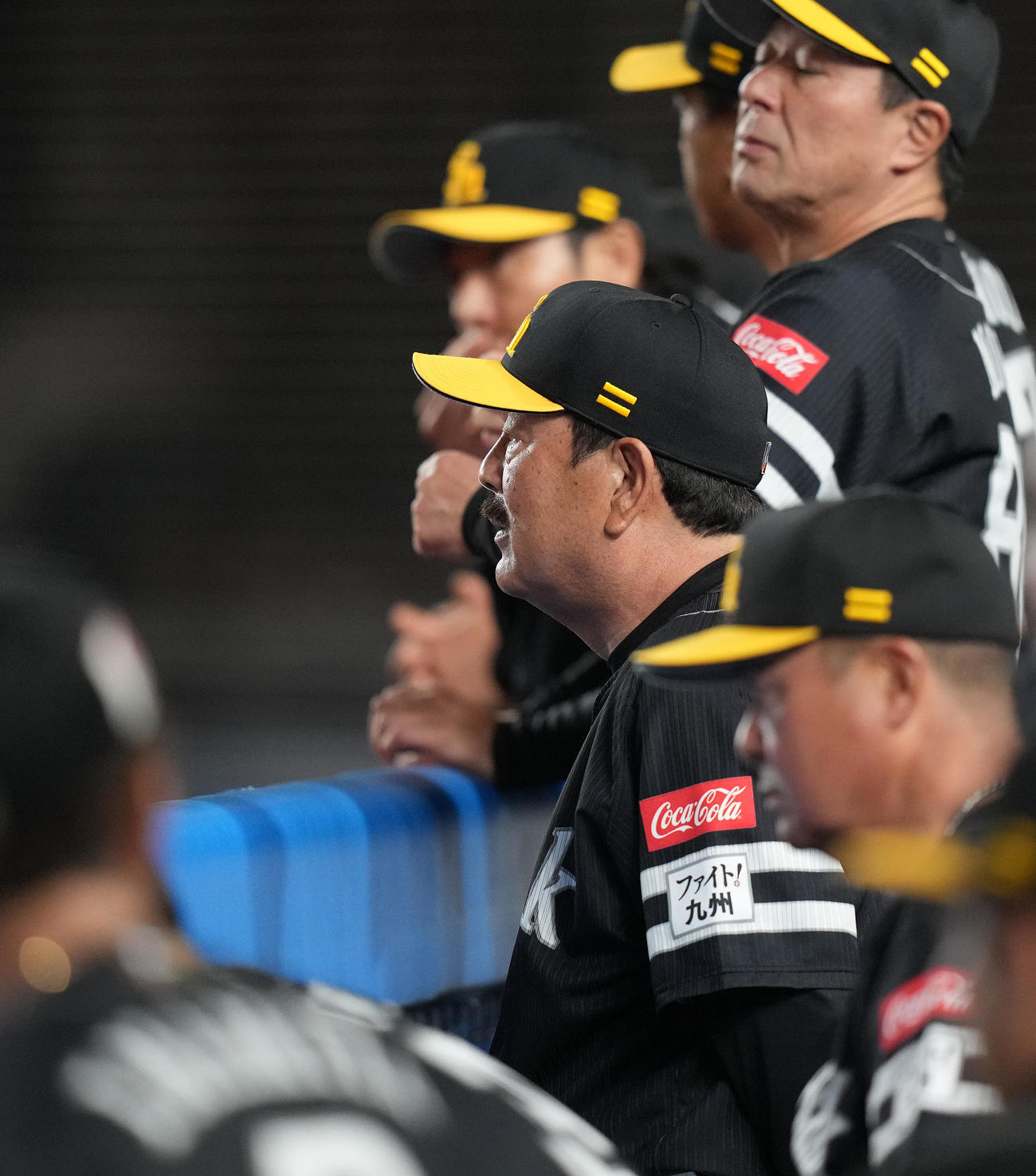 ロッテ対ソフトバンク　ベンチから試合を見るソフトバンク藤本監督（中央）（撮影・鈴木みどり）