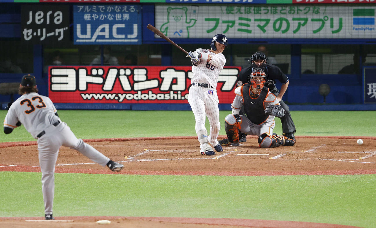 ヤクルト対巨人　2回裏ヤクルト2死二塁、左前適時打を放つ武岡。投手ビーディ（撮影・宮地輝）