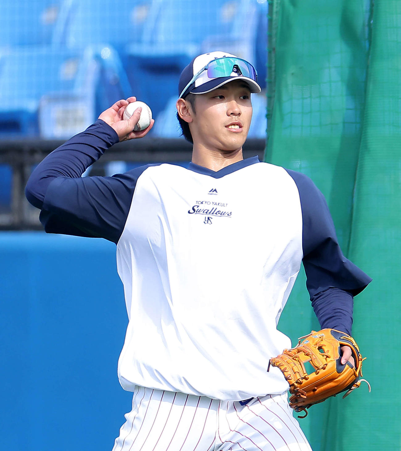 ヤクルト対巨人　試合前、練習に臨むヤクルト武岡（撮影・河田真司）