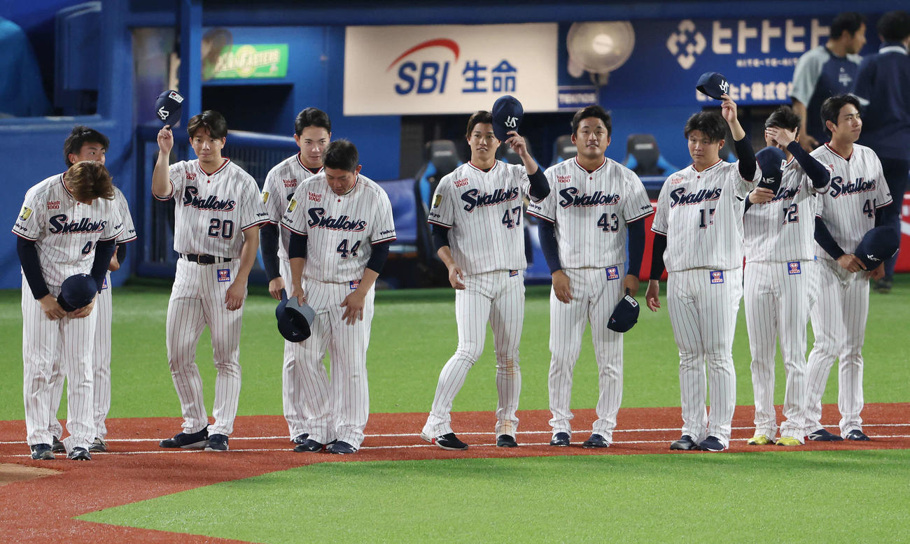 ヤクルト対巨人　巨人に勝利し、ファンにあいさつするヤクルト高橋（中央）ら選手たち（撮影・宮地輝）