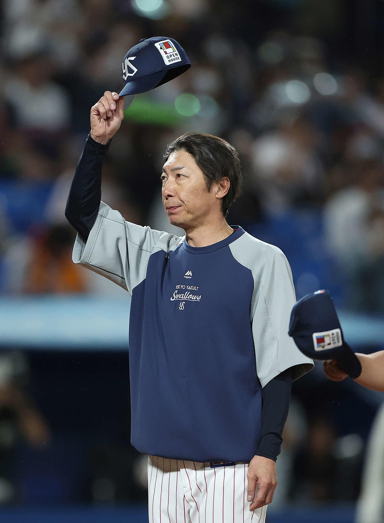 ヤクルト対巨人　巨人に勝利し、観客席にあいさつするヤクルト高津監督（撮影・河田真司）
