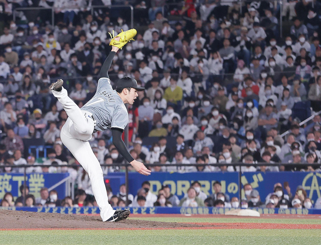 ロッテ対ソフトバンク　躍動感あふれる投球で、7回無失点で今季3勝目を挙げたロッテ佐々木朗（撮影・足立雅史）
