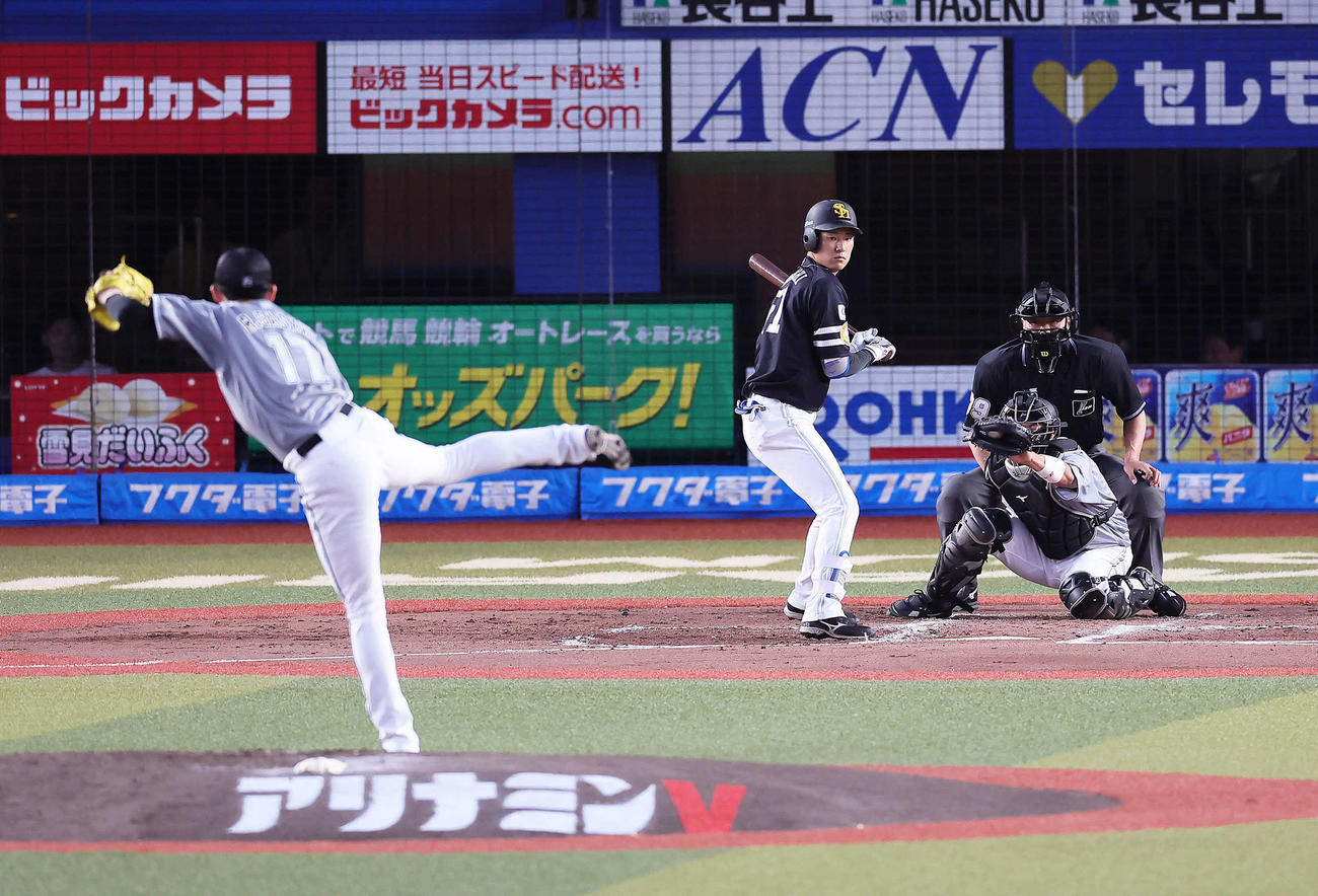 ロッテ対ソフトバンク　2回表ソフトバンク2死、上林は見逃し三振に倒れる。投手佐々木朗（撮影・足立雅史）