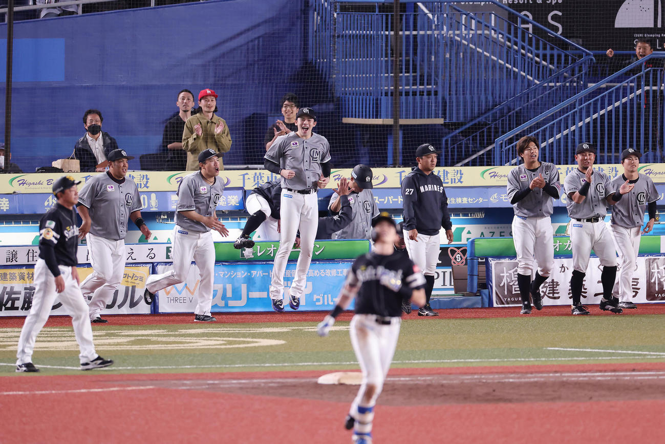 ロッテ対ソフトバンク　チームの勝利をジャンプして喜ぶロッテ佐々木朗（左から4人目）（撮影・足立雅史）