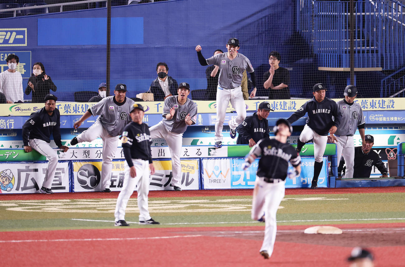 ロッテ対ソフトバンク　チームの勝利をジャンプして喜ぶロッテ佐々木朗（中央右）（撮影・足立雅史）
