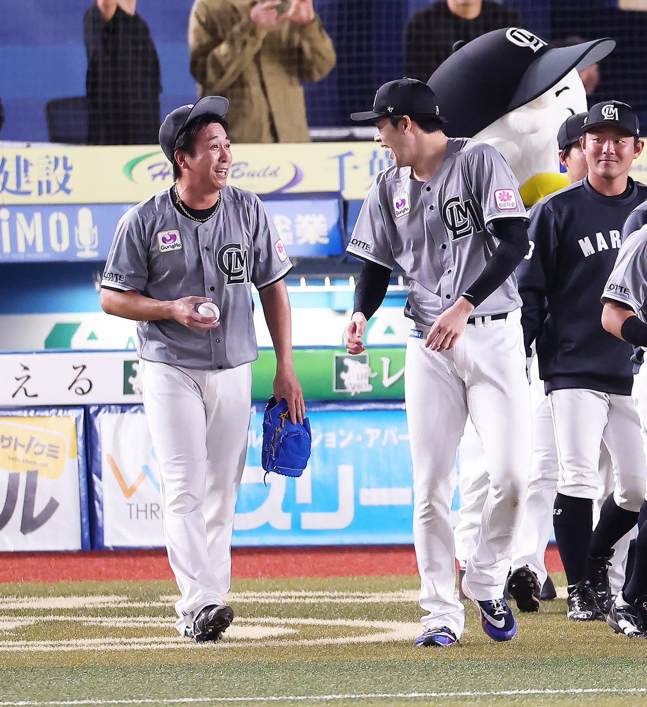 ロッテ対ソフトバンク　ロッテ益田（左）から受け取った勝利球を渡し返す佐々木朗（撮影・足立雅史）