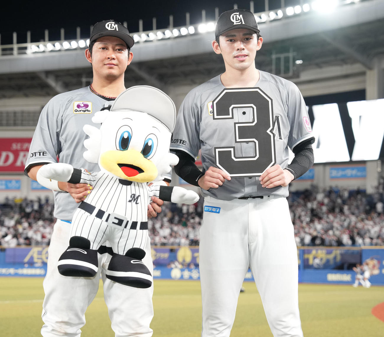 ロッテ対ソフトバンク　ソフトバンクに勝利し記念撮影するロッテ佐々木朗（右）と佐藤都（撮影・鈴木みどり）