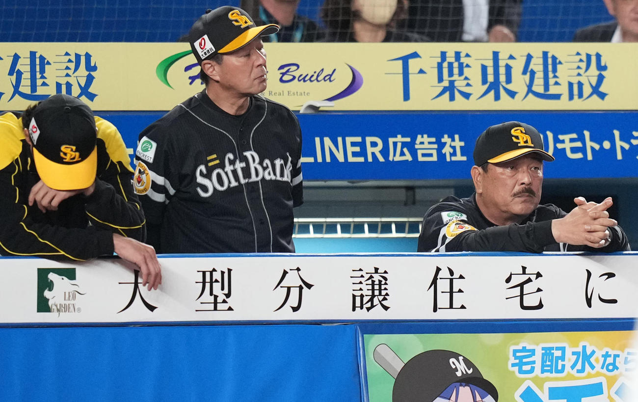 ロッテ対ソフトバンク　ベンチで浮かない表情のソフトバンク藤本監督（右）（撮影・鈴木みどり）