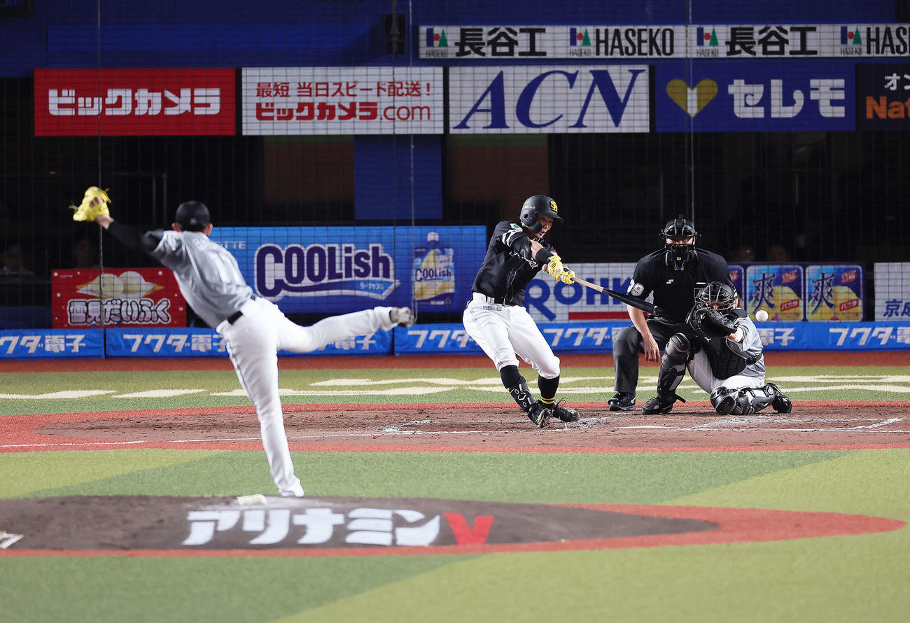 ロッテ対ソフトバンク　3回表ソフトバンク2死、中村晃は左前打を放つ。投手佐々木朗（撮影・足立雅史）